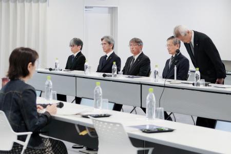 　笹子トンネル天井板崩落事故の遺族説明会で、遺族に頭を下げる中日本高速道路の縄田社長（右端）＝８日午後、東京都八王子市