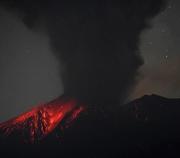 　噴火した桜島＝１６日午前０時５８分、鹿児島県垂水市牛根麓から（無人定点カメラで撮影）