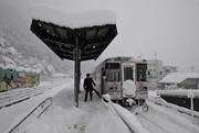 午前８時現在で６３センチの積雪の中、運行される樽見鉄道＝５日午前８時４２分、本巣市根尾樽見、樽見駅