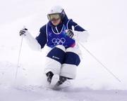 　男子モーグル予選　コブを攻める堀島行真＝リビーニョ（共同）