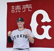　入団記者会見を終えポーズをとる、ソフトバンクから巨人に移籍したリチャード＝１３日、マツダスタジアム
