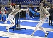 　男子サーブル個人予選　アゼルバイジャン選手（右）と対戦する吉田健人＝トビリシ（共同）
