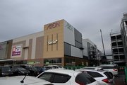 リニューアルが進むイオンモール各務原。外壁の一部に新しいデザインが施されている＝各務原市那加萱場町、イオンモール各務原