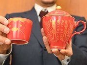 幸兵衛窯の「やくならマグカップも金襴手ふたマグ揃」＝同