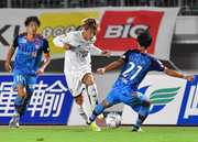 ＦＣ岐阜×ＹＳ横浜＝前半、足を出す相手の股を抜いてかわすＦＣ岐阜のＦＷ村田＝長良川競技場