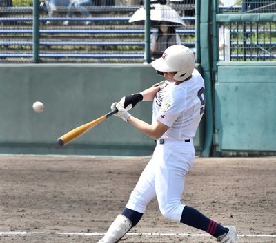 ３回裏岐阜第一２死二塁、４点差となる２ランを放つ久保優星＝大野レインボー