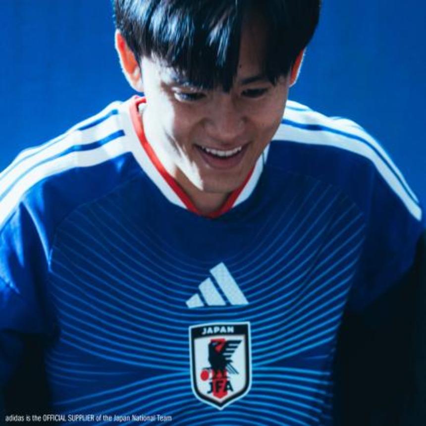 　日本代表の新ユニホーム姿の久保（（Ｃ）ａｄｉｄａｓ　ｉｓ　ｔｈｅ　ｏｆｆｉｃｉａｌ　ｓｕｐｐｌｉｅｒ　ｏｆ　ｔｈｅ　Ｊａｐａｎ　Ｎａｔｉｏｎａｌ　Ｔｅａｍ）