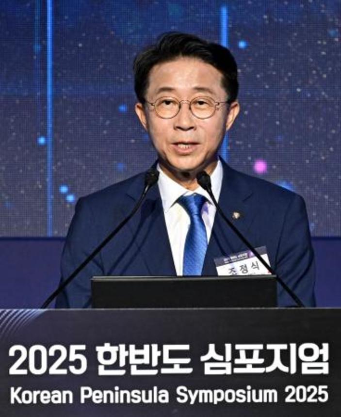 　２６日、ソウルで開かれたシンポジウムで基調演説する韓国与党「共に民主党」の趙正シク議員（共同）