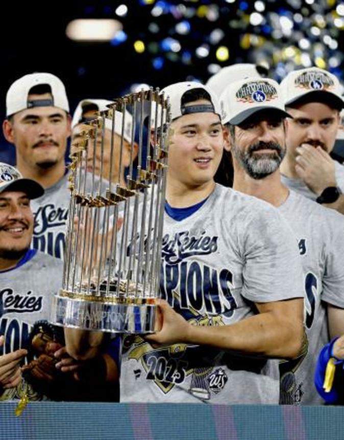 　米大リーグ、ワールドシリーズ２連覇を達成し、トロフィーを手にするドジャースの大谷翔平＝２日、トロント（共同）