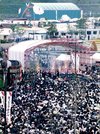 花フェスタ’９５開幕初日、西ゲート前で行われた開花式（開会式）。大勢の来場者が詰めかけた＝可児市瀬田、県営可児公園（当時）