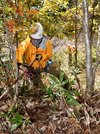 ロープを使い急斜面を上る隊員＝高山市岩井町、国立乗鞍青少年交流の家