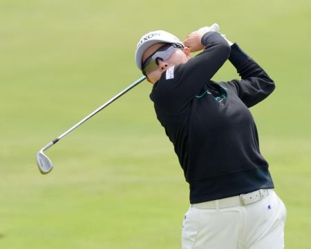 　第３ラウンド、２番でショットを放つ勝みなみ＝ロイヤルポースコールＧＣ（共同）