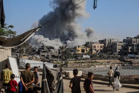 　イスラエル軍の攻撃後に立ち上る煙＝２０日、ガザ北部ジャバリヤ（ゲッティ＝共同）