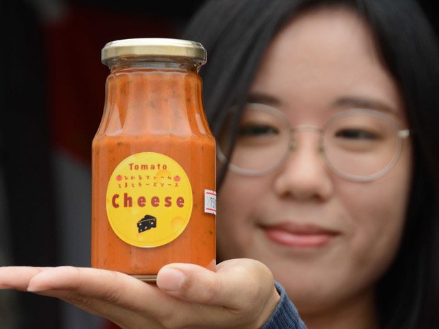 発売した「とまとチーズソース」＝本巣市石原、ひかるファーム