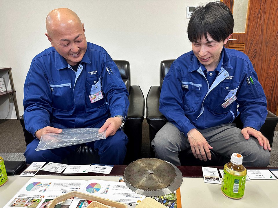 古い挽き曲げ用の鋸を見る天龍製鋸株式会社生産部長の塚原俊弘さん（左）と、営業の八木寛光さん＝静岡県袋井市