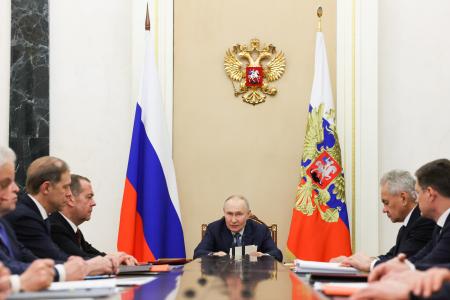 　３０日、モスクワで外国との軍事技術協力に関する会合を開いたロシアのプーチン大統領（中央）（大統領府提供・タス＝共同）