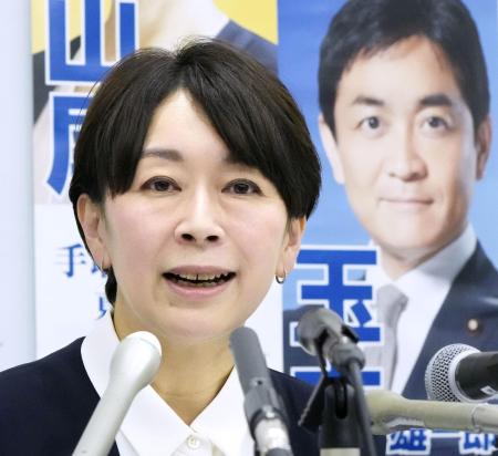 　１０日、記者会見する山尾志桜里氏