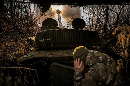 　ウクライナ東部ドネツク州のチャシフヤール近くで、ロシア軍側に向けて砲撃するウクライナ兵士＝昨年１１月（ウクライナ軍提供、ロイター＝共同）