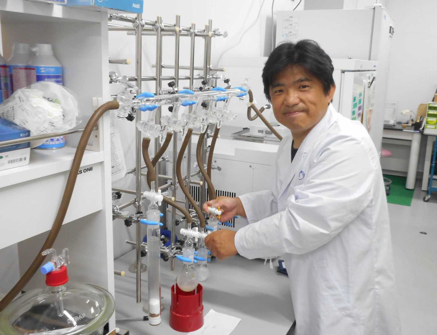抗がん剤開発のための研究に励む安藤隆幸さん＝静岡県藤枝市、県環境衛生科学研究所