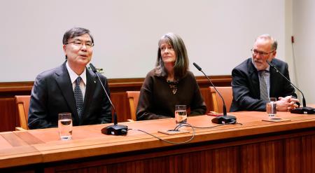 　カロリンスカ研究所での公式記者会見で、質問に答えるノーベル生理学・医学賞の坂口志文・大阪大特任教授（左）＝６日、ストックホルム（共同）