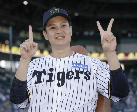　史上２１人目の全球団勝利を達成し、ポーズをとる阪神・大竹＝甲子園