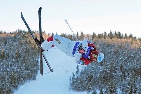 　男子モーグル決勝１回目の第２エアを決める堀島行真。今季２勝目、通算２４勝目を挙げた＝ウオータービル（共同）