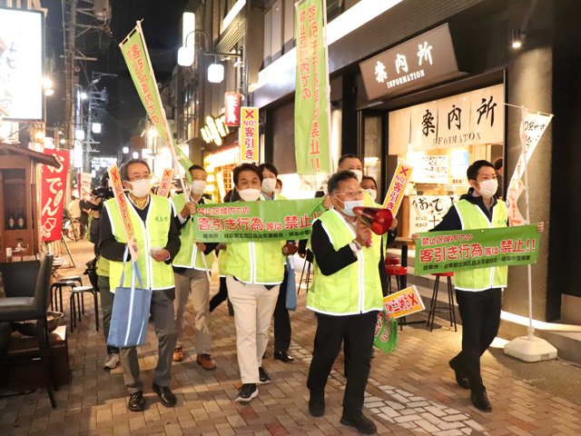岐阜市玉宮地区での客引き禁止を呼び掛ける市議有志＝６日午後６時３３分、同市長住町