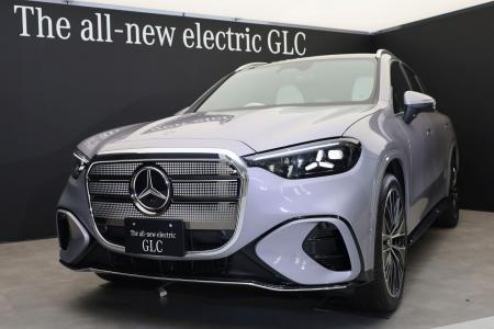 　メルセデス・ベンツ日本が発売した「ｅｌｅｃｔｒｉｃ　ＧＬＣ」＝２８日午前、東京都内