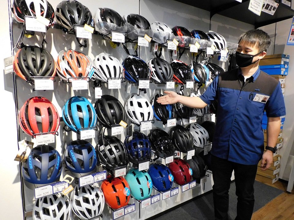 多種多様なヘルメットをそろえ、ヘルメットの駆け込み需要に応える自転車販売店＝サイクルベースあさひ岐阜市橋店、岐阜市市橋