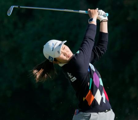 　第１日、２番でティーショットを放つ神谷そら。７アンダーで首位＝グレートアイランドＣ