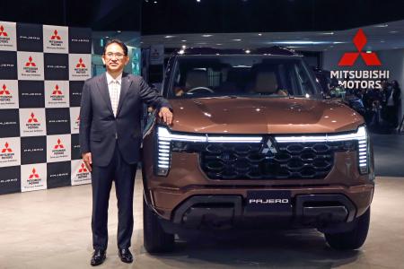 　三菱自動車が１２月に発売する新型「パジェロ」と岸浦恵介社長＝２９日午前、東京都港区