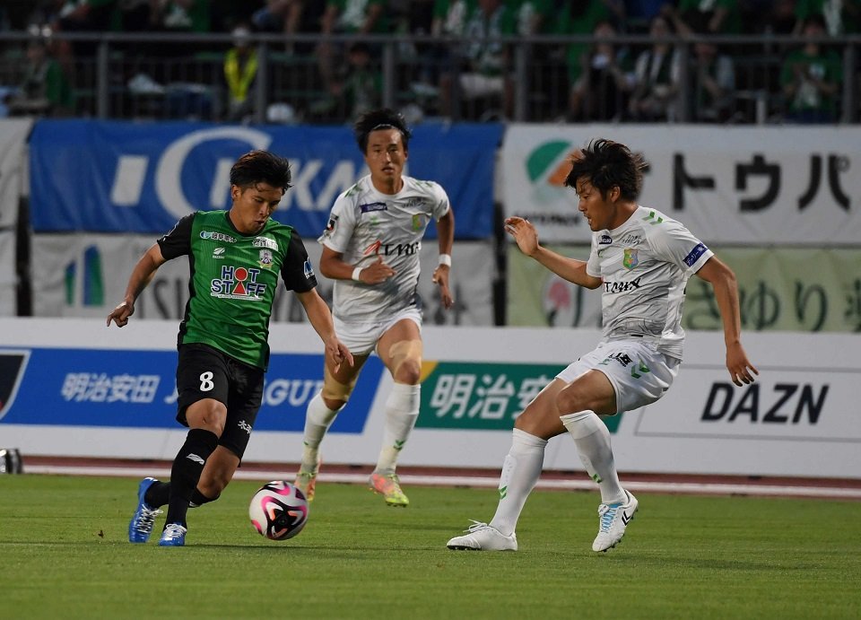 ＦＣ岐阜×八戸＝前半４分、攻め込む岐阜のＭＦ荒木大吾（左）＝長良川競技場
