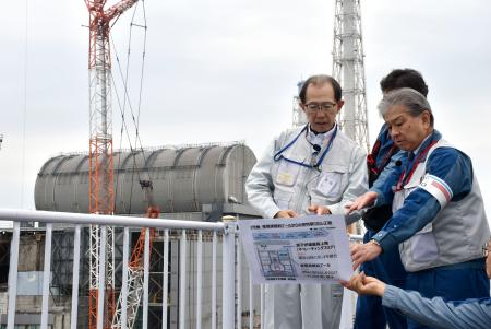 　東京電力福島第１原発を視察し、説明を受ける福島県の内堀雅雄知事（左）＝３０日（代表撮影）