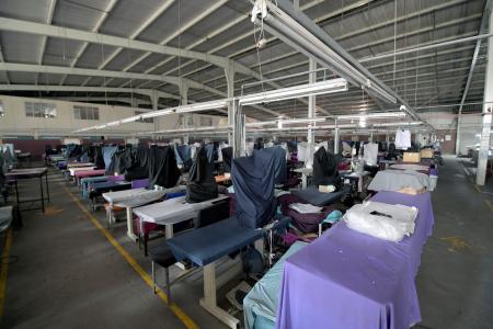 　アフリカ南部レソトの首都マセルで操業を一時停止した縫製工場＝７月７日（共同）