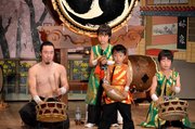 息子たちと演奏する加藤拓三さん（左）＝中津川市高山、芝居小屋「常盤座」