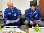 古い挽き曲げ用の鋸を見る天龍製鋸株式会社生産部長の塚原俊弘さん（左）と、営業の八木寛光さん＝静岡県袋井市