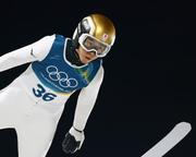 　男子個人ノーマルヒル　中村直幹の１回目の飛躍＝プレダッツォ（共同）