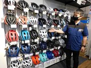 多種多様なヘルメットをそろえ、ヘルメットの駆け込み需要に応える自転車販売店＝サイクルベースあさひ岐阜市橋店、岐阜市市橋