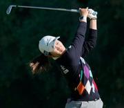 　第１日、２番でティーショットを放つ神谷そら。７アンダーで首位＝グレートアイランドＣ