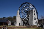 道の駅にそびえ立つ水車。直径は２４メートル。芝生やベンチが整備されている周囲は、訪れた人たちの憩いの場になっている＝いずれも恵那市山岡町田代、道の駅「おばあちゃん市・山岡」