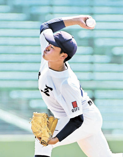 ４回裏、力投する多治見工の成木