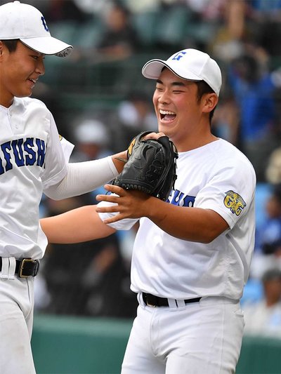 ピンチを切り抜けた柴田蒼亮投手を笑顔で迎える河崎広貴主将（右）＝１７日午後５時３８分、兵庫県西宮市、甲子園球場（撮影・坂井萌香）