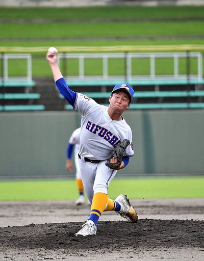 県岐阜商×岐阜高専＝２番手として登板し、３回無失点の好投を見せた県岐阜商の小林希＝長良川球場
