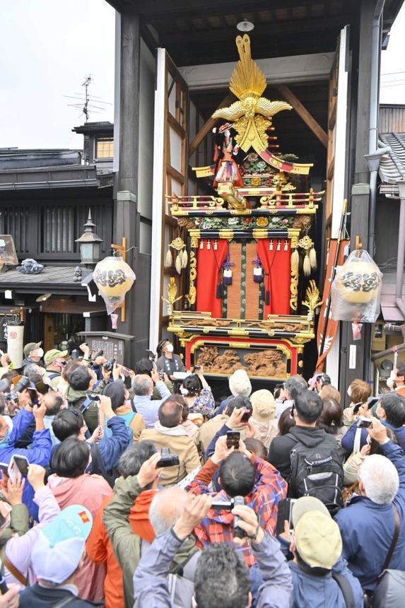 開幕した春の高山祭で、雨模様のため蔵でからくりを披露する屋台＝１４日午後２時１６分、岐阜県高山市上二之町