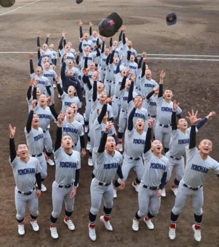 　選抜高校野球大会への出場が決まり、帽子を投げて喜ぶ横浜の選手たち＝３０日、横浜市