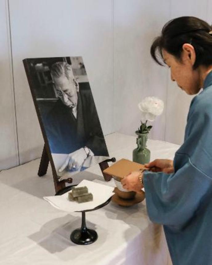 　佐藤春夫の「御供茶式」で遺影に茶を供える地元の茶道愛好家＝６日午前、和歌山県新宮市
