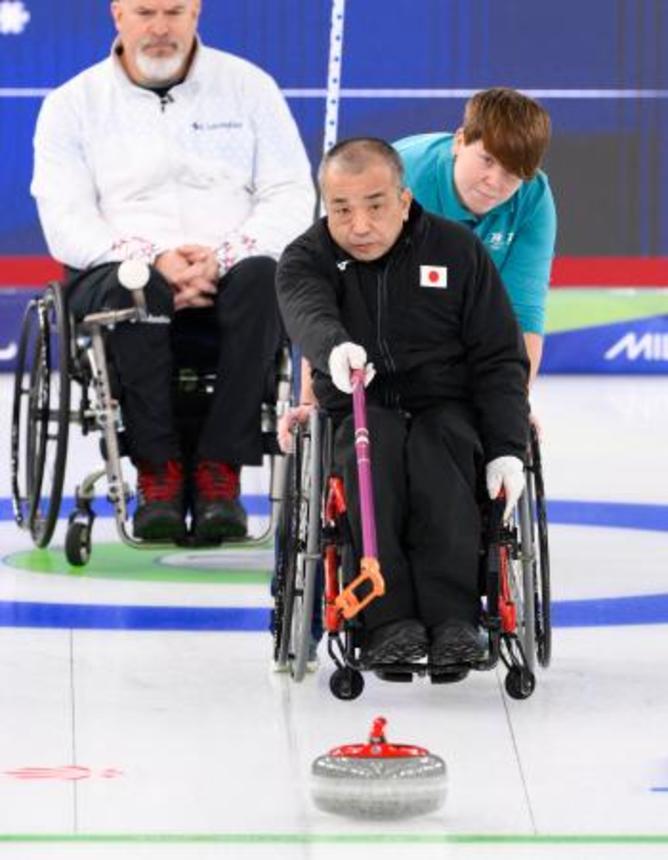 　日本―米国　第１エンド、ショットを放つ中島洋治＝コルティナダンペッツォ（共同）