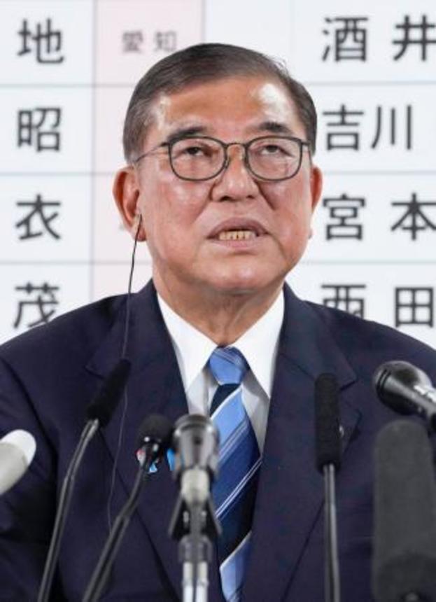 　メディアのインタビューに答える自民党総裁の石破首相＝２０日午後１０時、東京・永田町の党本部