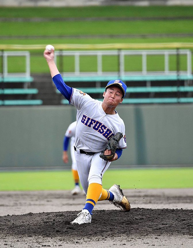 県岐阜商×岐阜高専＝２番手として登板し、３回無失点の好投を見せた県岐阜商の小林希＝長良川球場