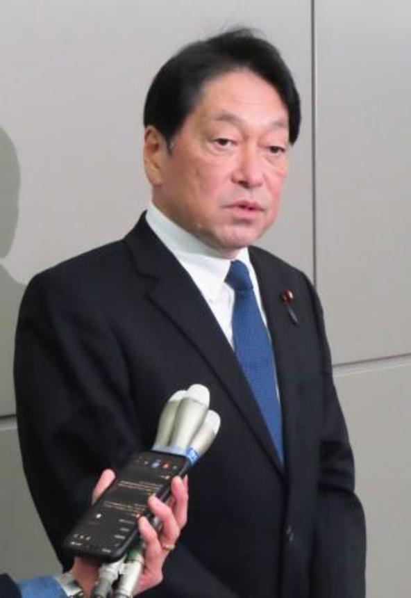 　イスラエルへの出発前に取材に応じる自民党の小野寺安全保障調査会長＝４日夜、成田空港